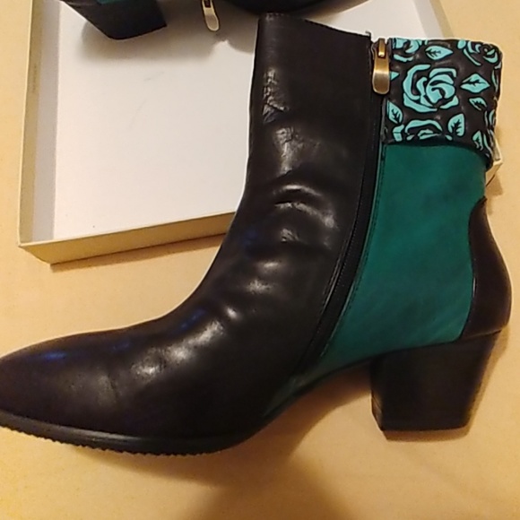 Boots - Picture 3 of 5